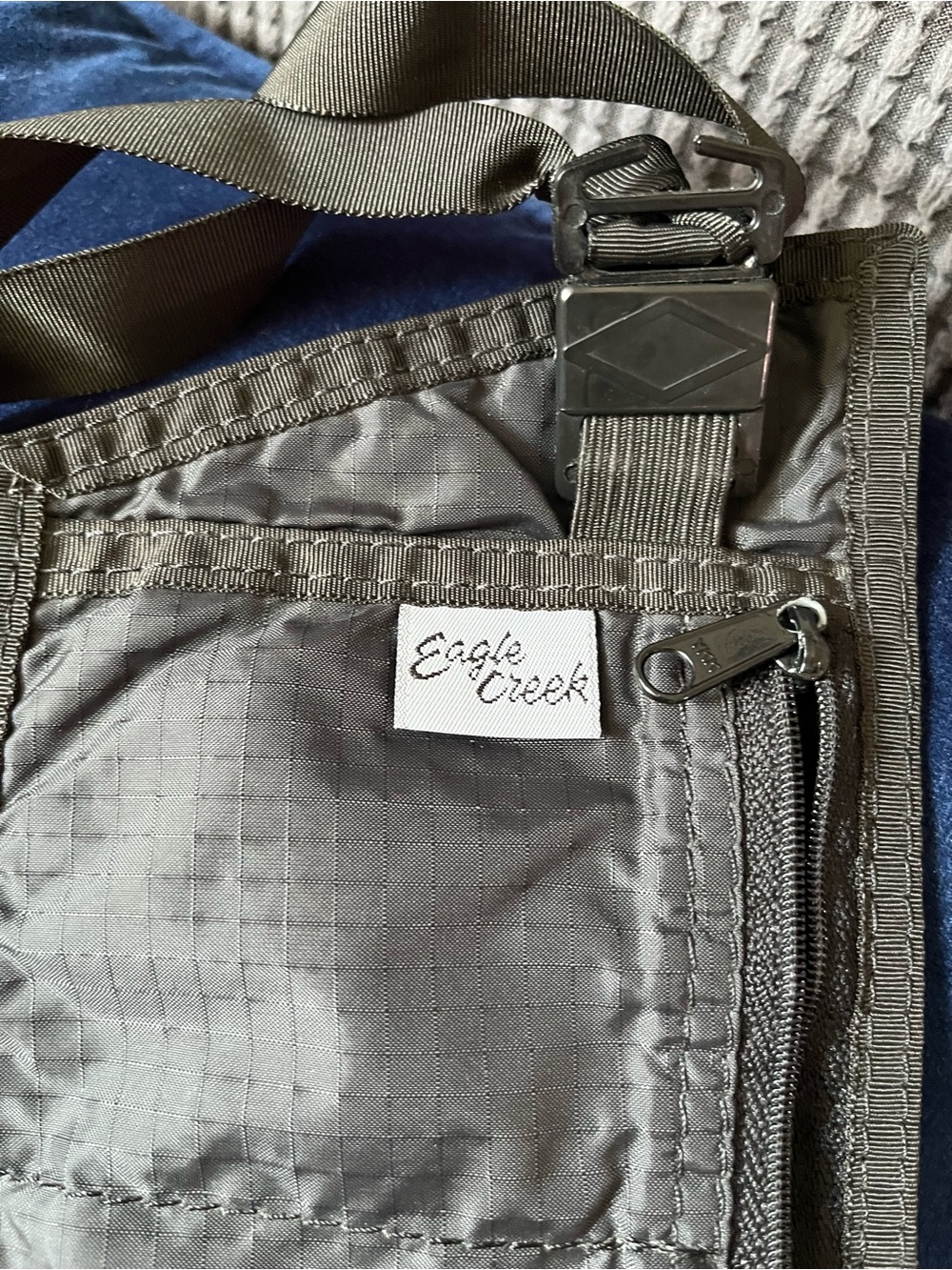 Eagle Creek Women's Crossbody Bag in Olive Gray